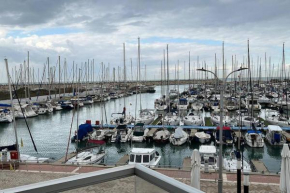 Lovely Sea Front luxury 1 bed room + Balcony, pool, gym